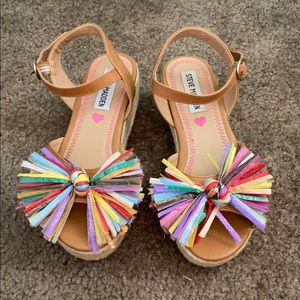 Steve Madden Youth tan and multicolor bow wedge